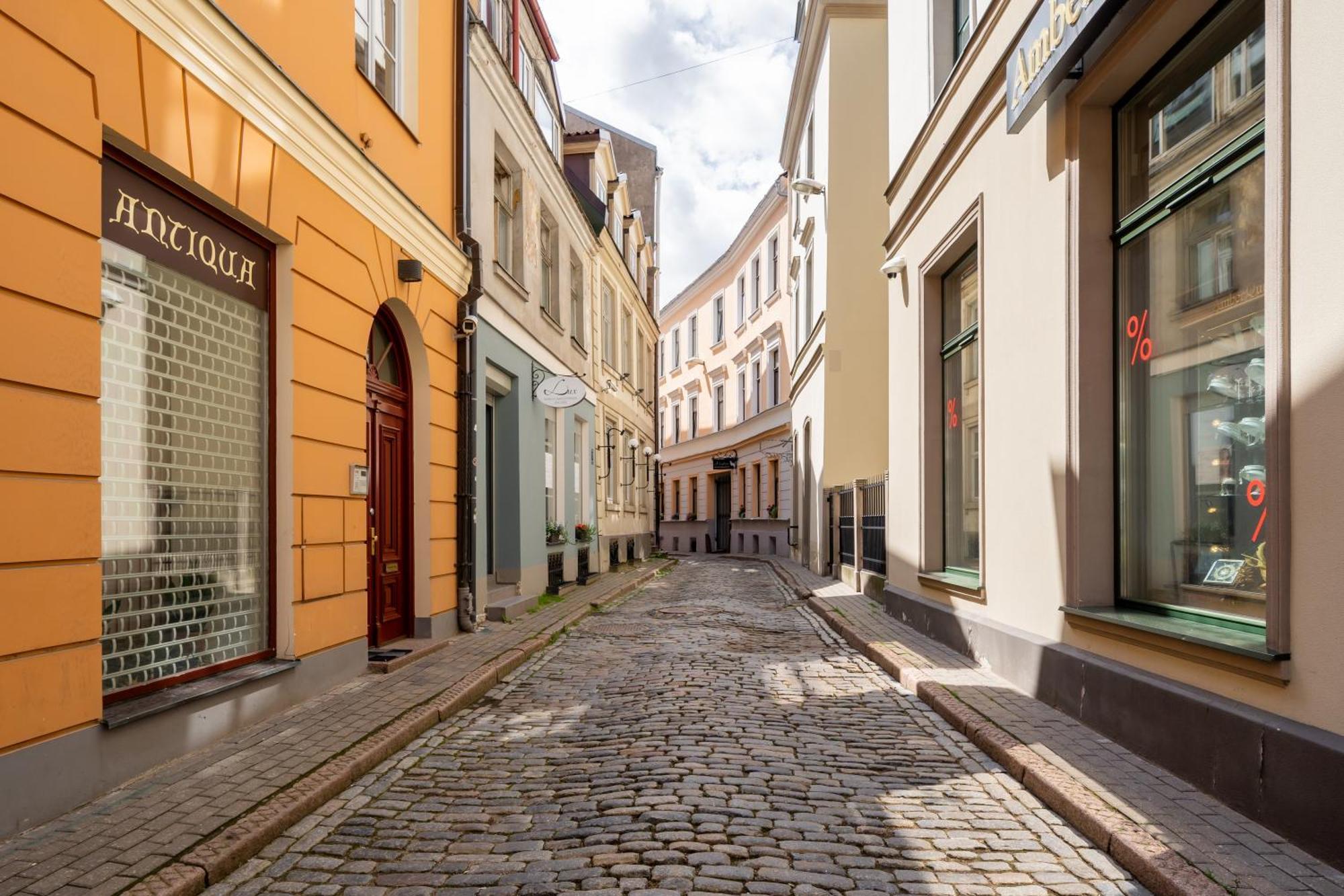 Stylish Old Town Apartment On Mucenieku Street Riga Exteriör bild